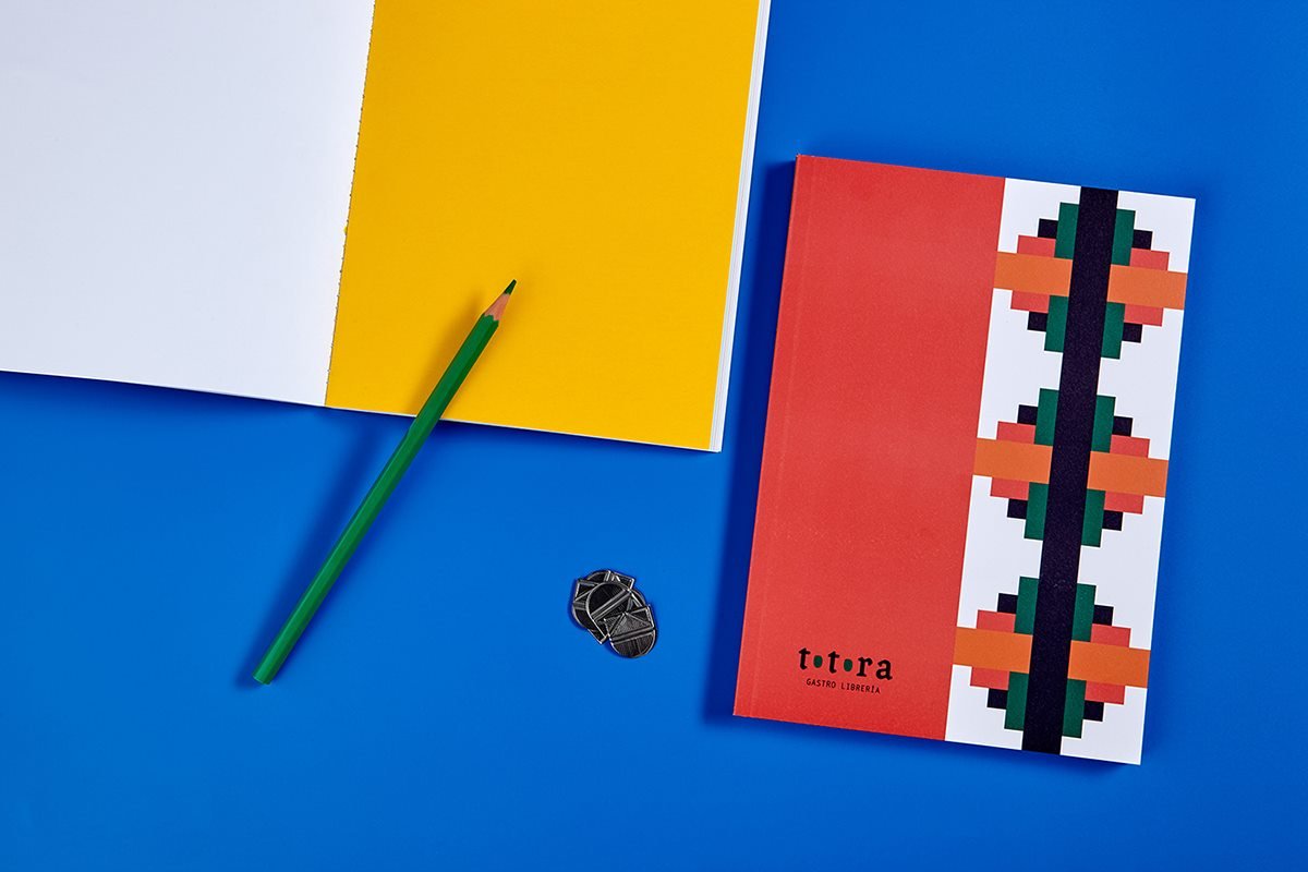 “Totora”书店VI设计  标志应用展示