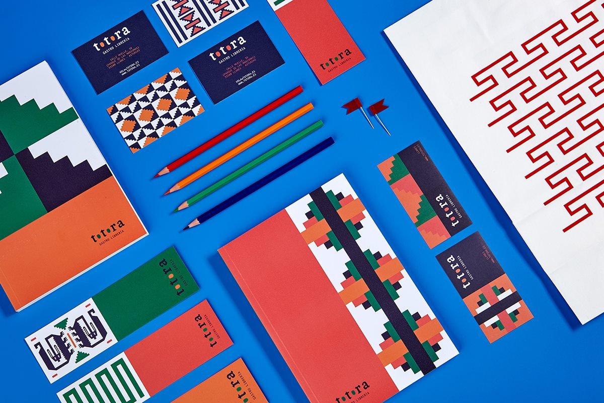 “Totora”书店VI设计  标志应用展示
