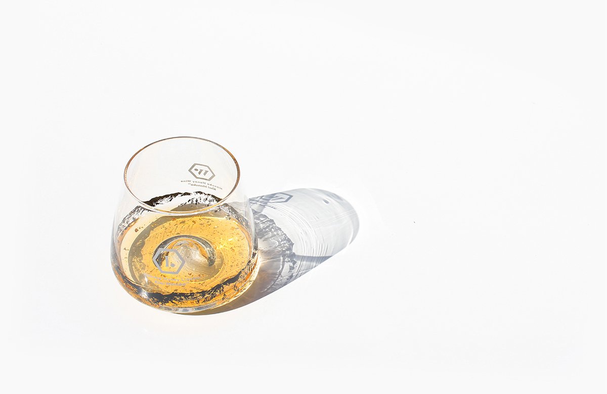 MānukaHoney蜂蜜风味葡萄酒品牌包装设计欣赏，葡萄酒品牌，酒品牌设计，酒品牌策划，酒品牌全案策划，酒品牌形象塑造，深圳品牌设计，深圳品牌策划，深圳品牌全案策划，深圳品牌形象塑造，左右格局    