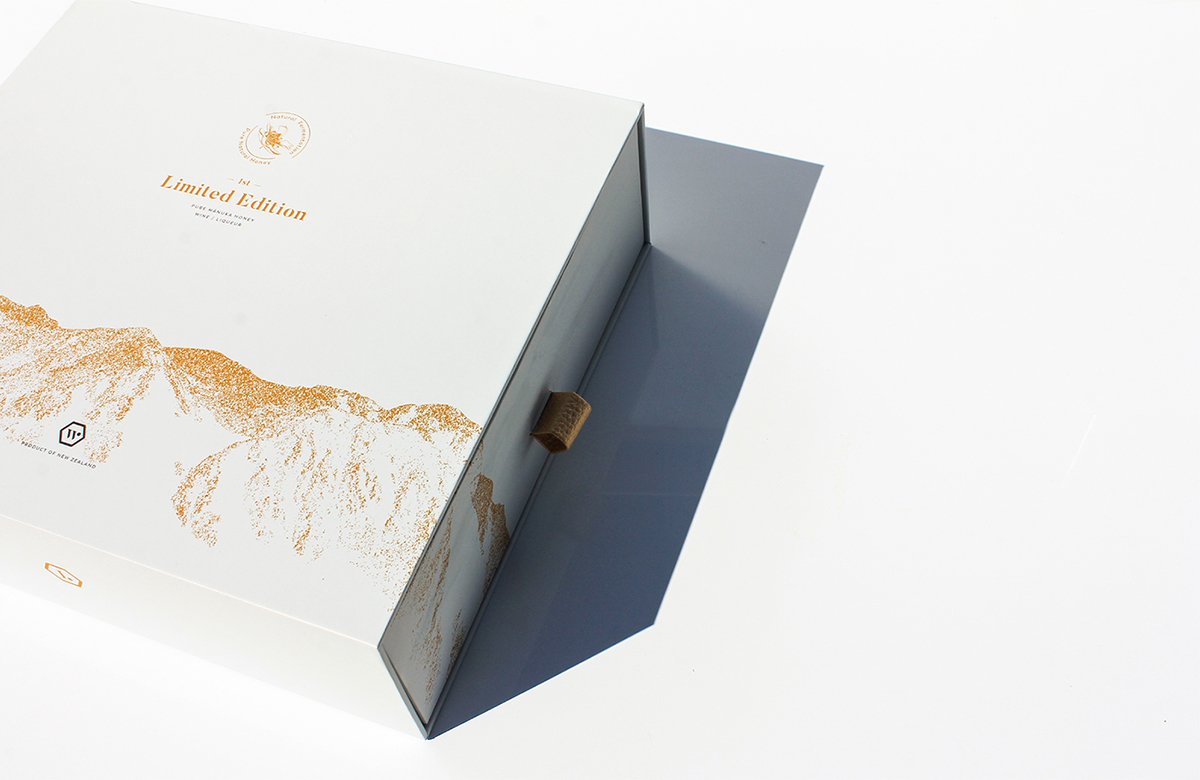 MānukaHoney蜂蜜风味葡萄酒品牌包装设计欣赏，葡萄酒品牌，酒品牌设计，酒品牌策划，酒品牌全案策划，酒品牌形象塑造，深圳品牌设计，深圳品牌策划，深圳品牌全案策划，深圳品牌形象塑造，左右格局    